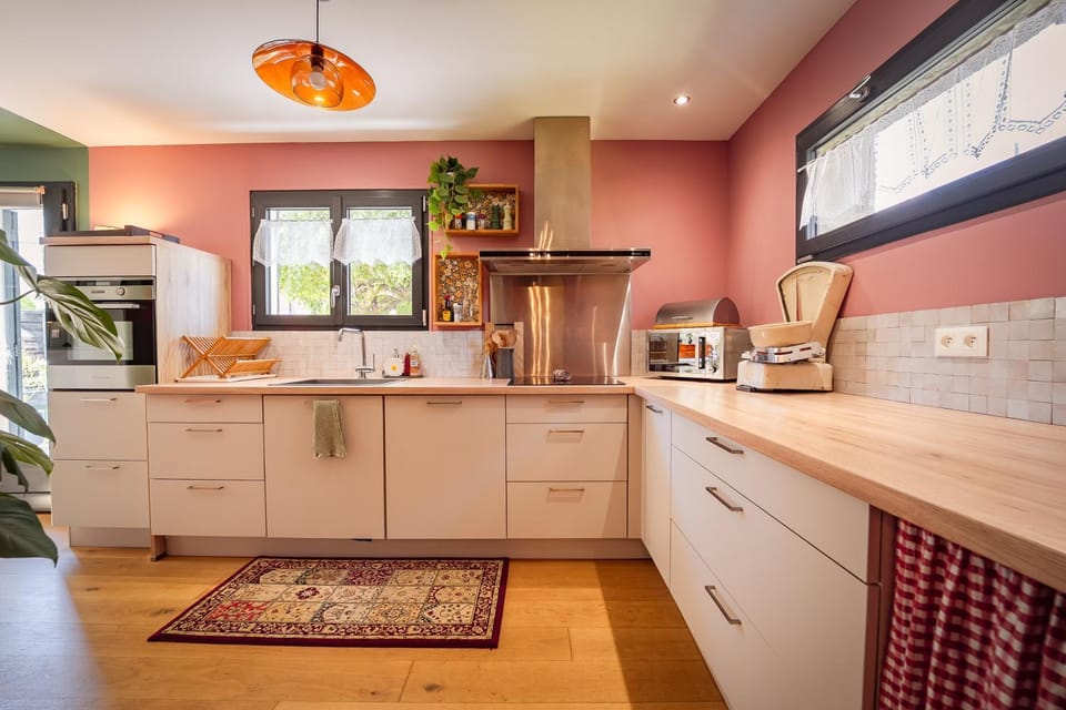 Coffee/tea facilities, Kitchen or kitchenette, dishwasher, oven, stove
