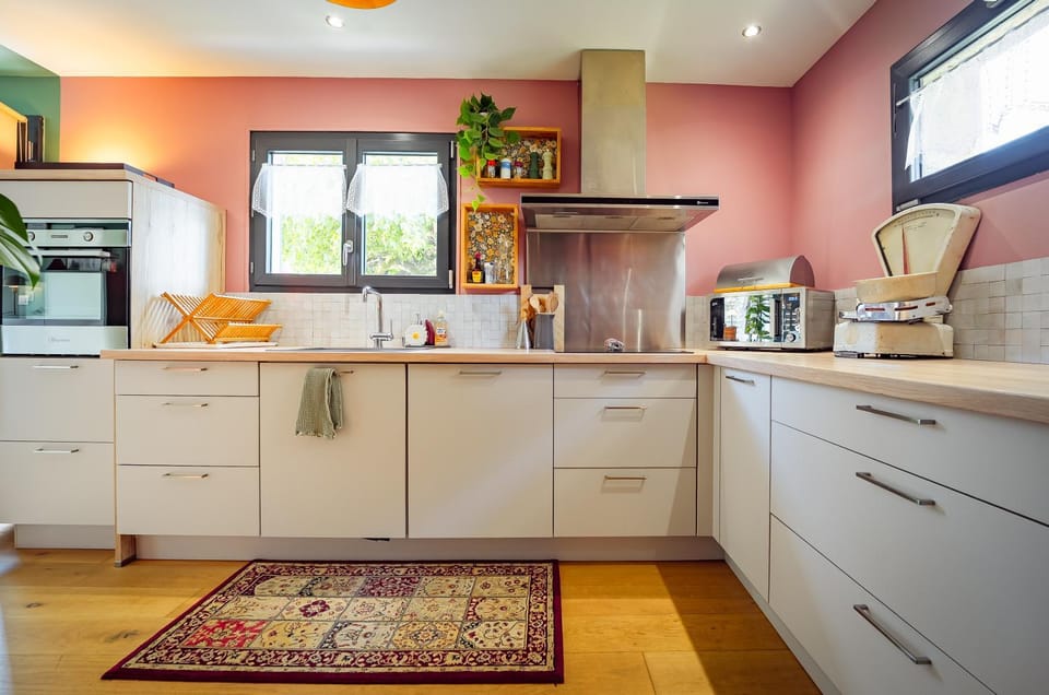 Coffee/tea facilities, Kitchen or kitchenette, dishwasher, oven, stove, toaster