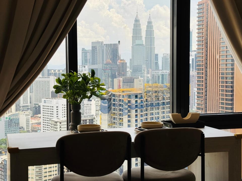Day, View (from property/room), Living room, Seating area, Dining area, City view, City view