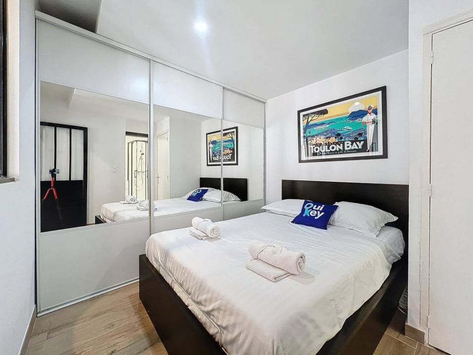Bed, Photo of the whole room, Bedroom, towels