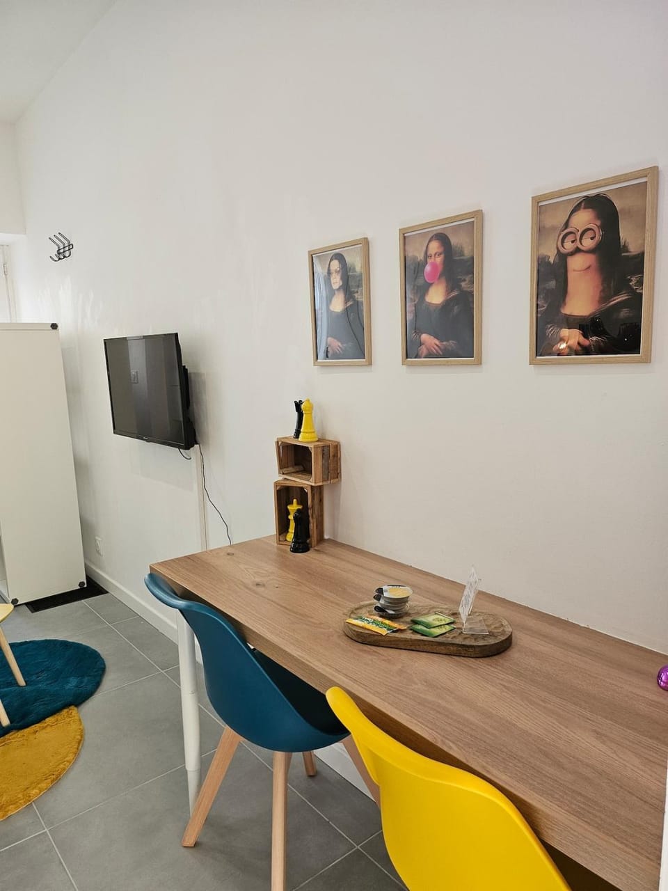 Communal lounge/ TV room, TV and multimedia, Living room, Seating area, Dining area