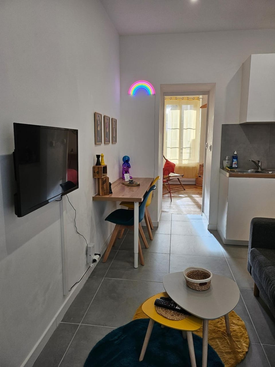 TV and multimedia, Coffee/tea facilities, Kitchen or kitchenette, Living room, Seating area, Dining area