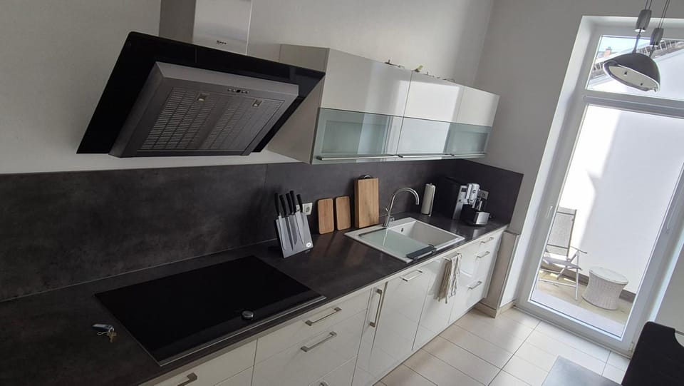 Coffee/tea facilities, Kitchen or kitchenette, stove, toaster
