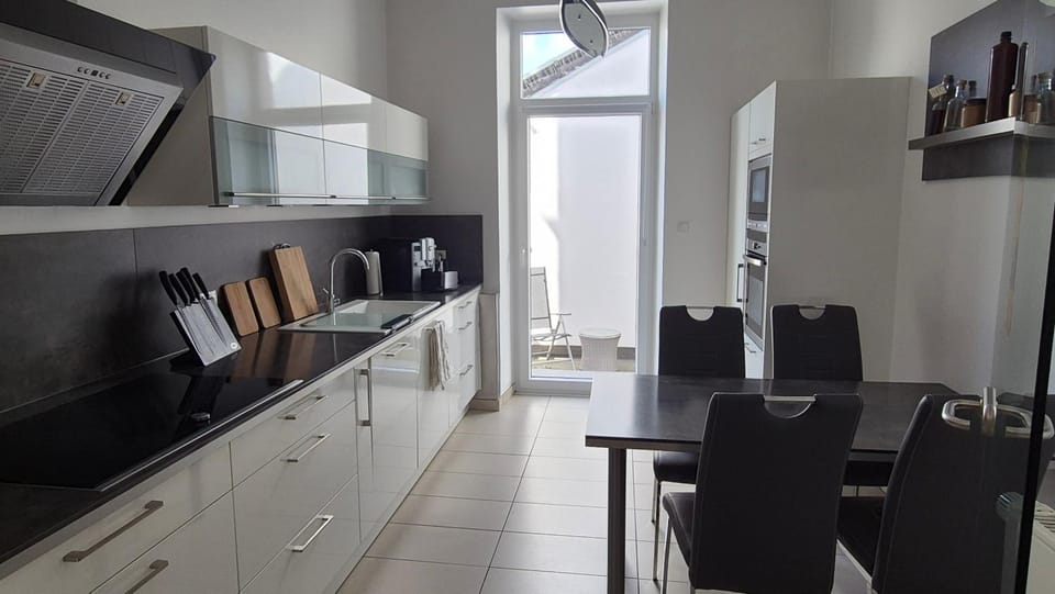 Kitchen or kitchenette, Dining area, oven, stove