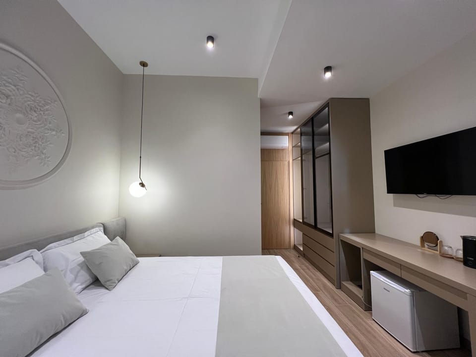 Bed, TV and multimedia, Photo of the whole room, Bedroom, wardrobe