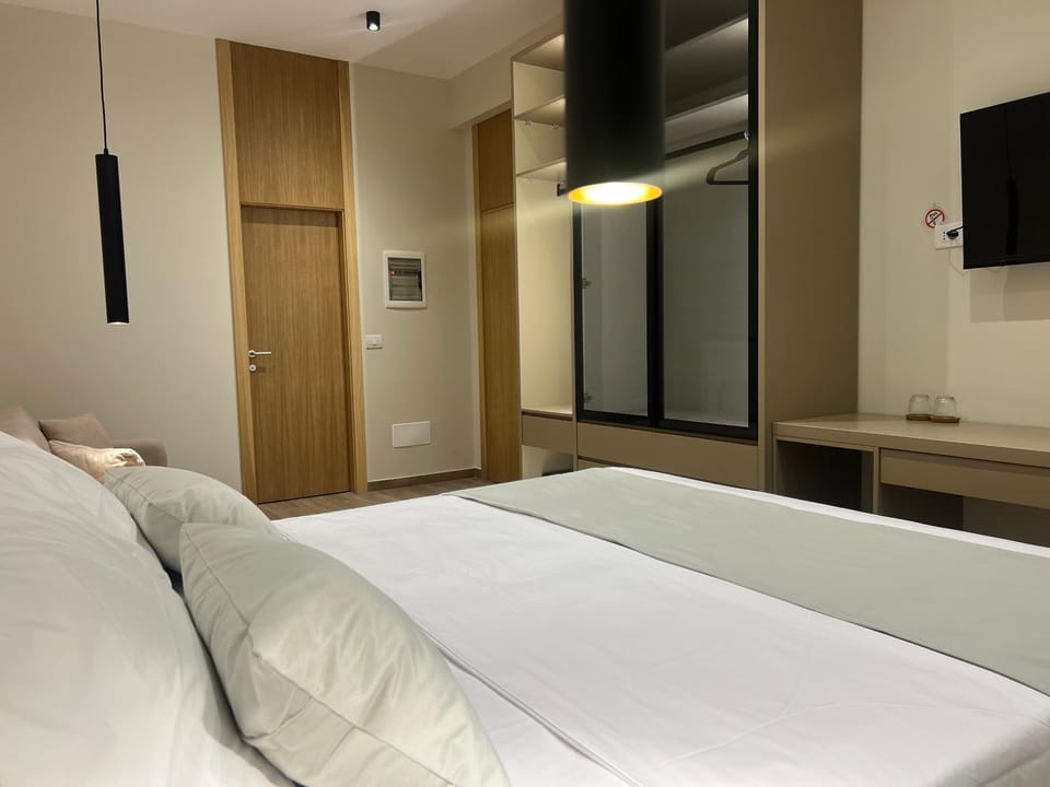 Bed, TV and multimedia, Photo of the whole room, Bedroom, towels, wardrobe