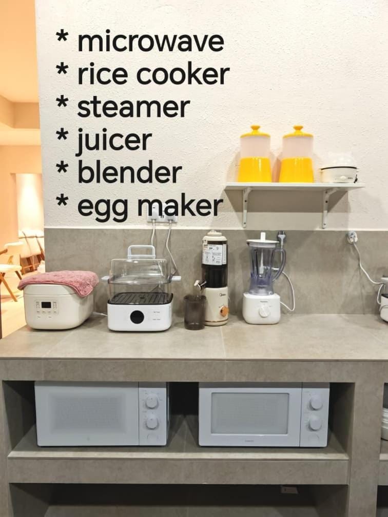 Kitchen or kitchenette, minibar