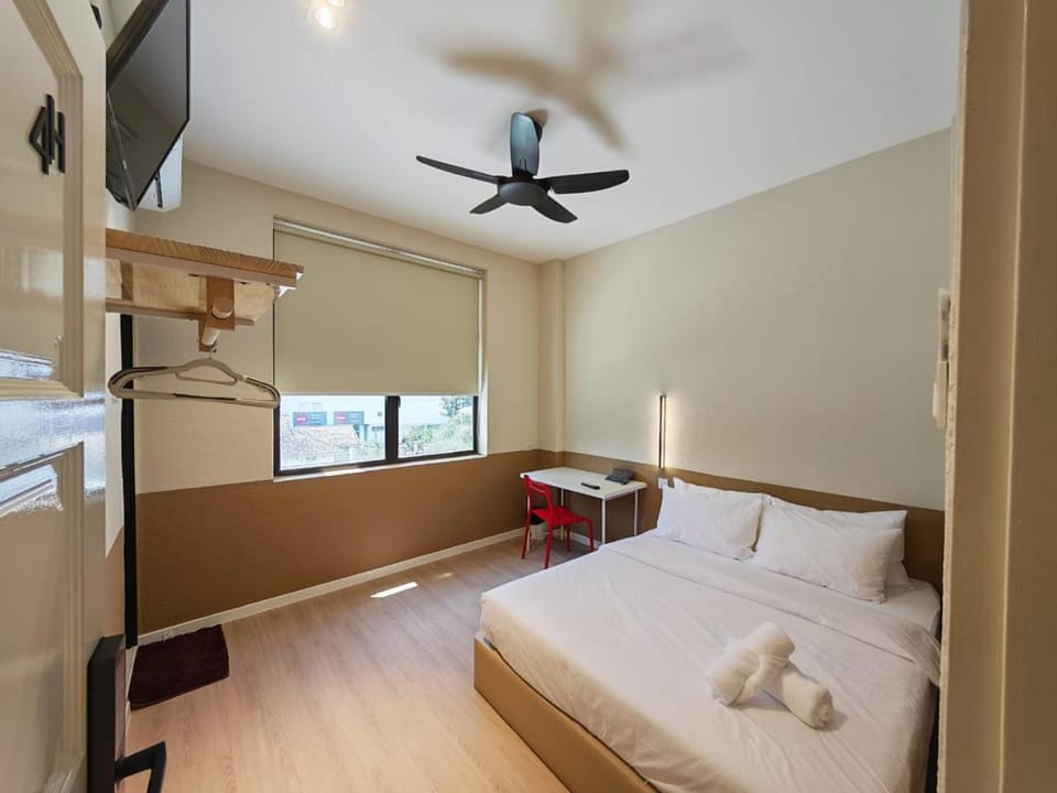 Bed, TV and multimedia, Bedroom, towels