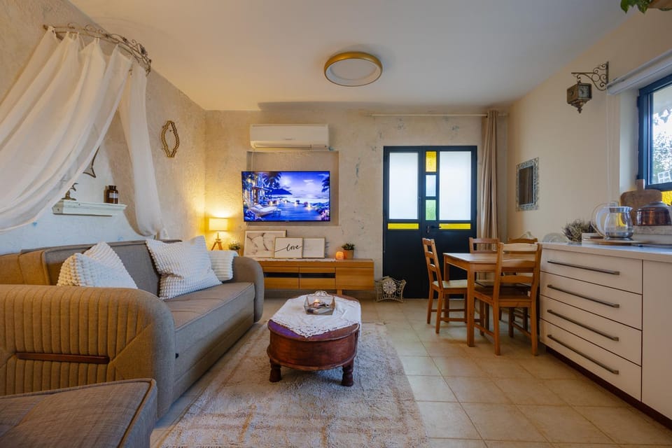 Seating area, Bedroom, kitchen