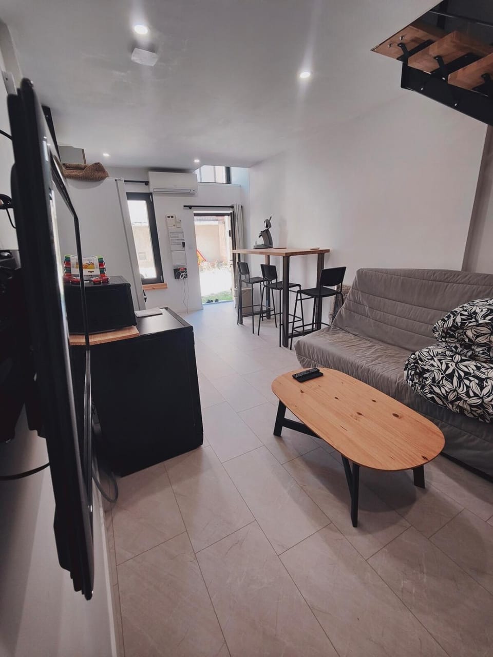 Communal lounge/ TV room, Bed, TV and multimedia, Kitchen or kitchenette, Living room, Photo of the whole room, Seating area, Dining area, Evening entertainment, Bedroom, minibar, oven, wardrobe, air conditioner