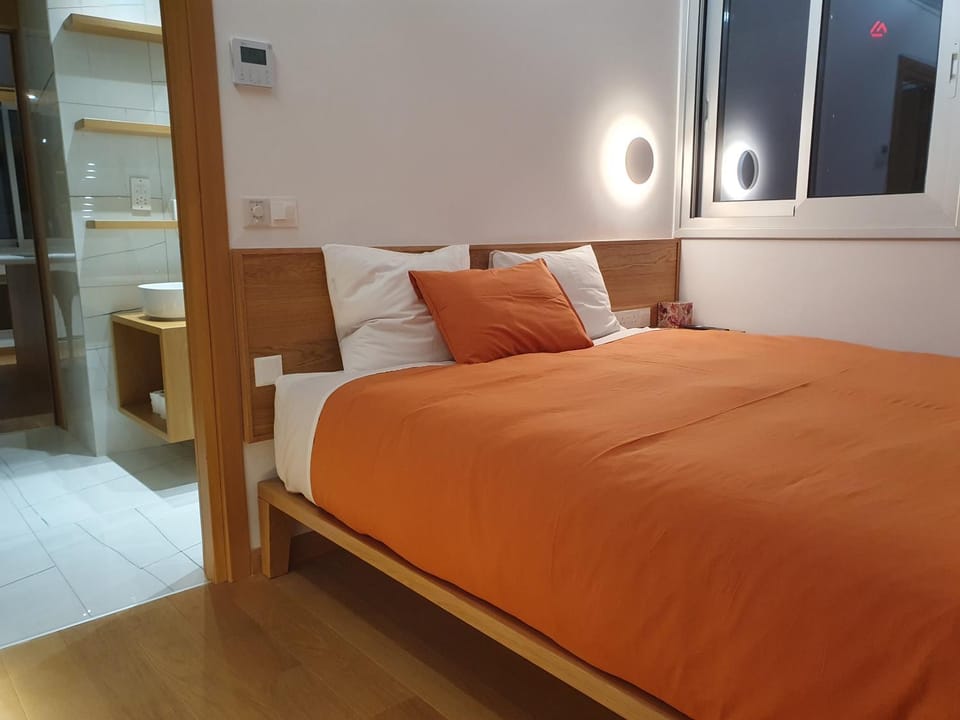 Bed, Bathroom