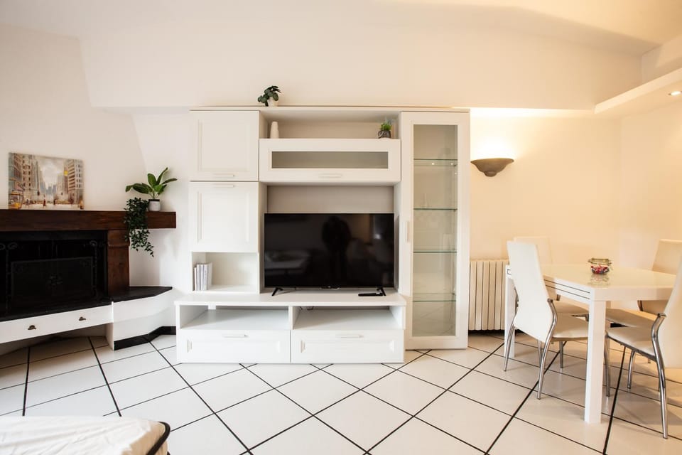Communal lounge/ TV room, TV and multimedia, Living room, Seating area, Dining area, Evening entertainment, fireplace