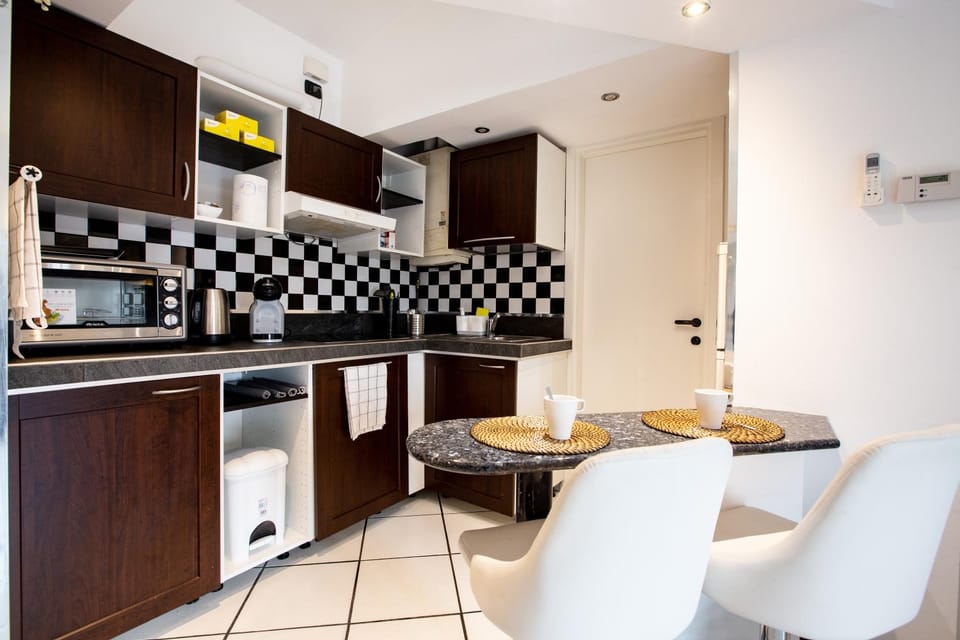Coffee/tea facilities, Kitchen or kitchenette, oven, stove, kitchen