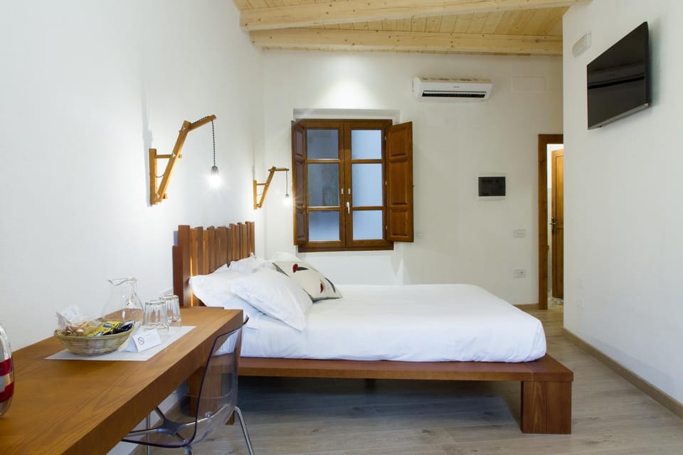 Photo of the whole room, Decorative detail, Bedroom