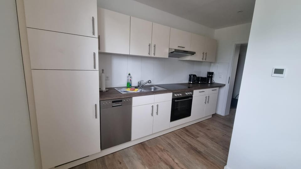 Kitchen or kitchenette, dishwasher, stove