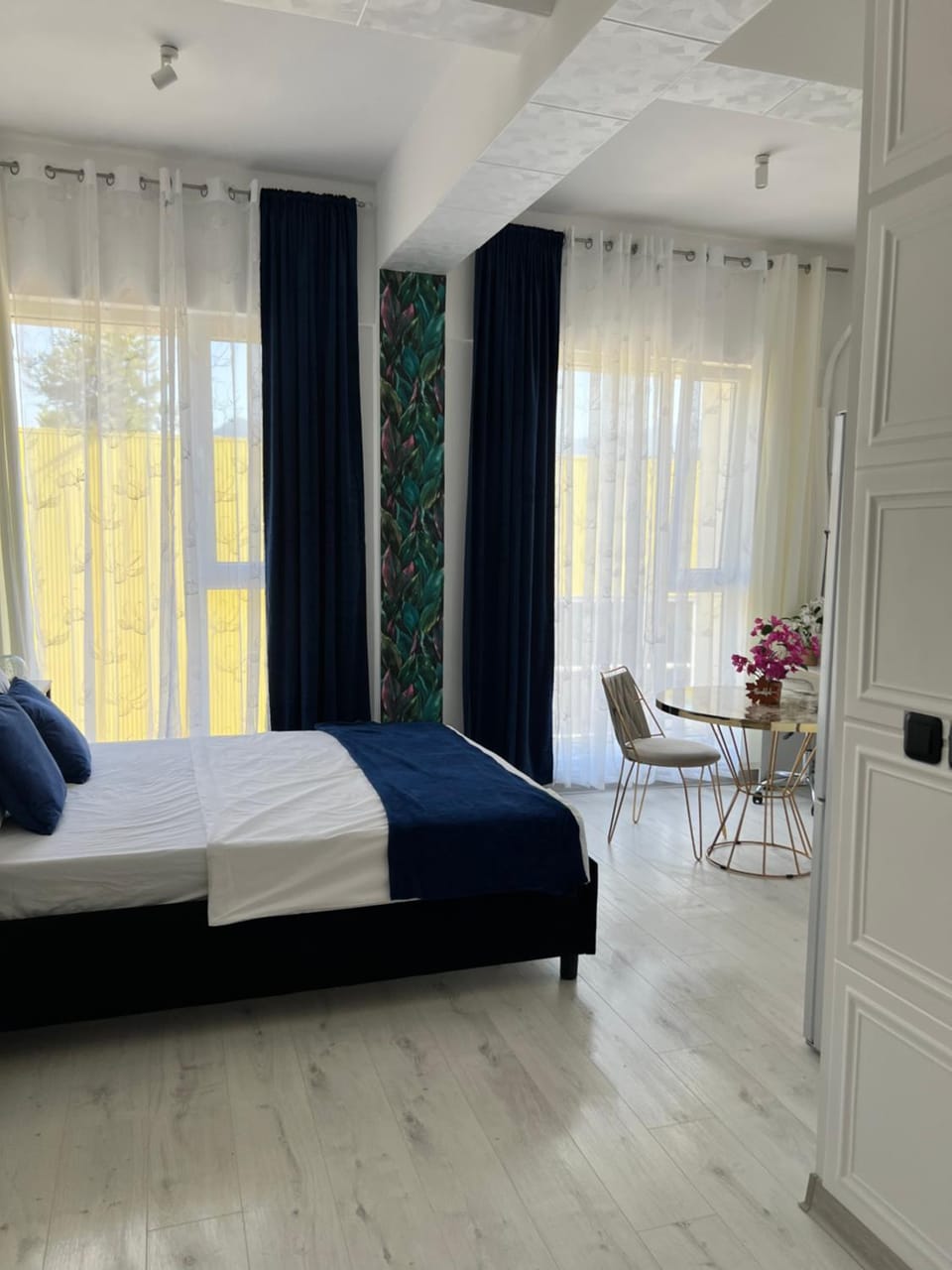 Bed, Seating area