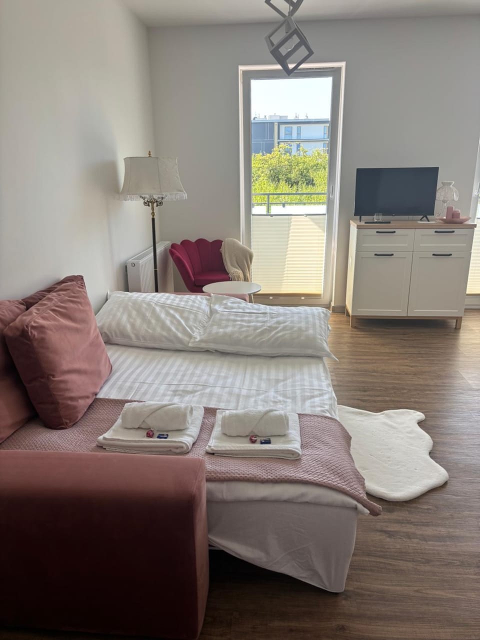 Bed, Seating area, Bedroom
