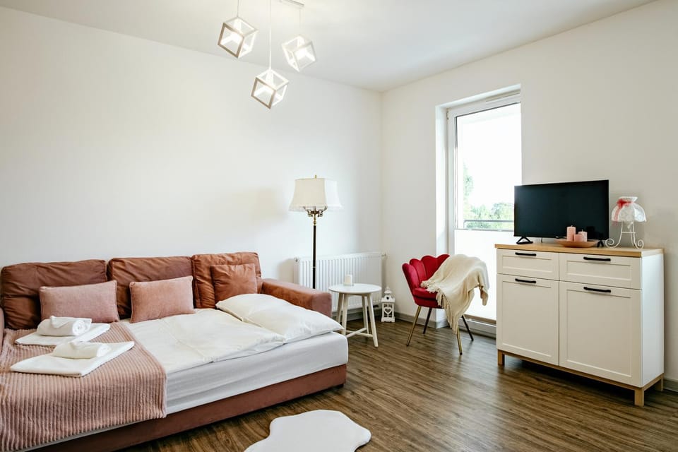 Bed, TV and multimedia, Living room, Photo of the whole room, Seating area