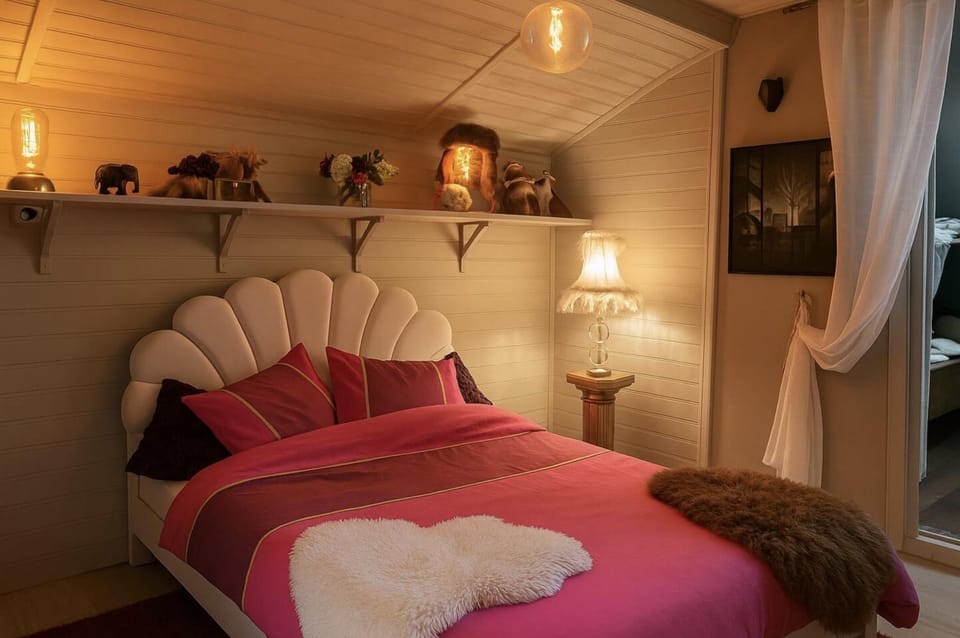 Bed, Photo of the whole room, Bedroom
