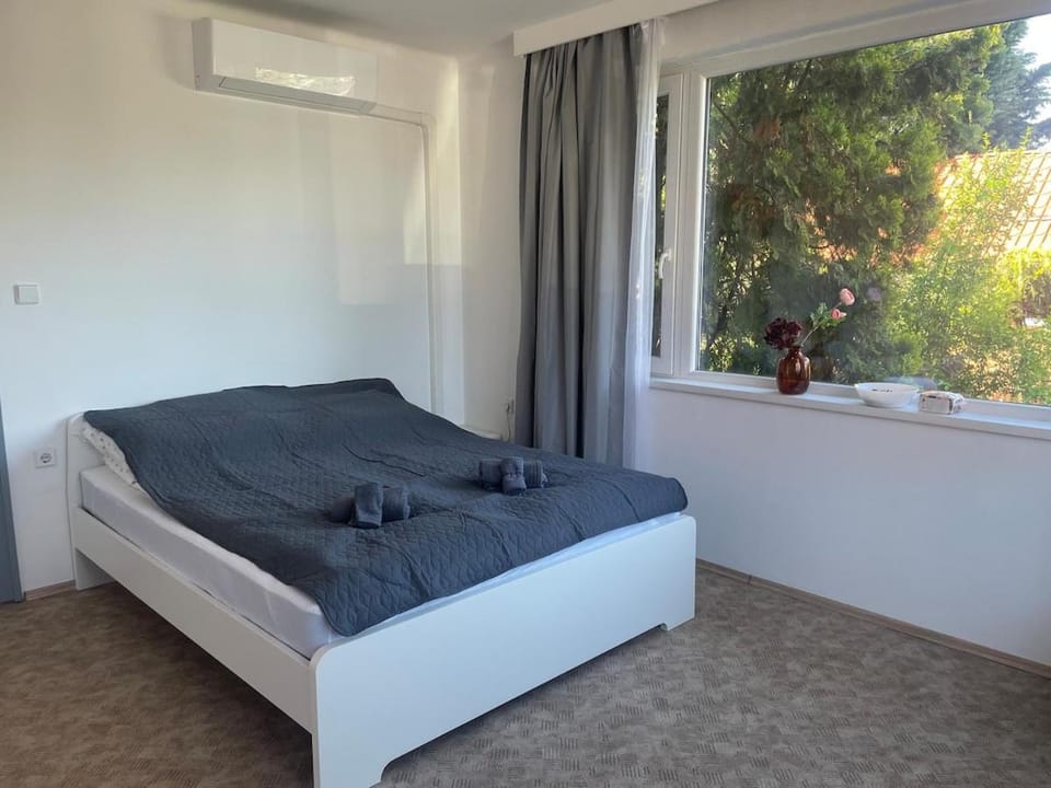 Photo of the whole room, air conditioner