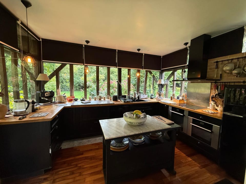 Coffee/tea facilities, dishwasher, oven, stove