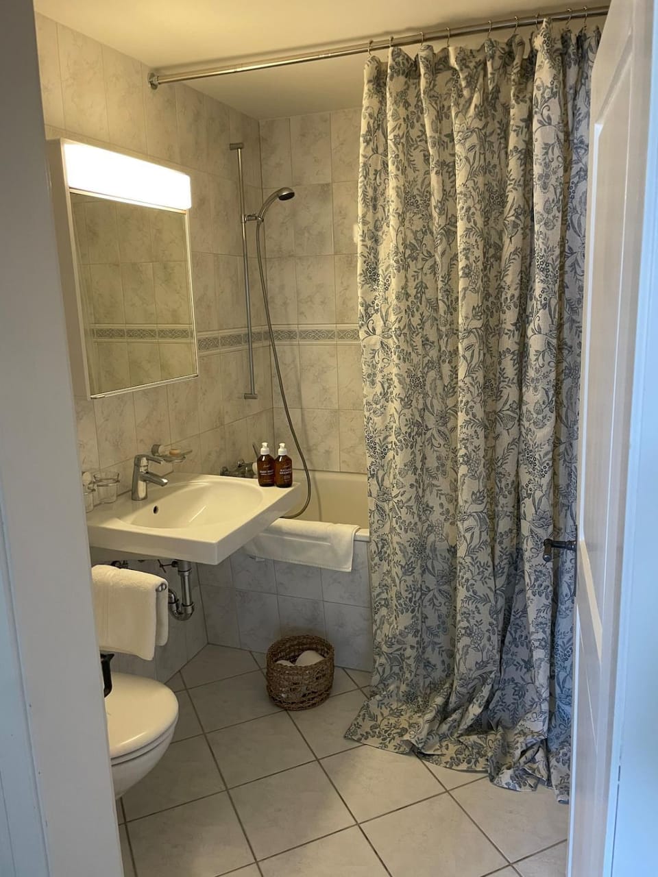 Shower, Toilet, Bathroom, Bath, towels