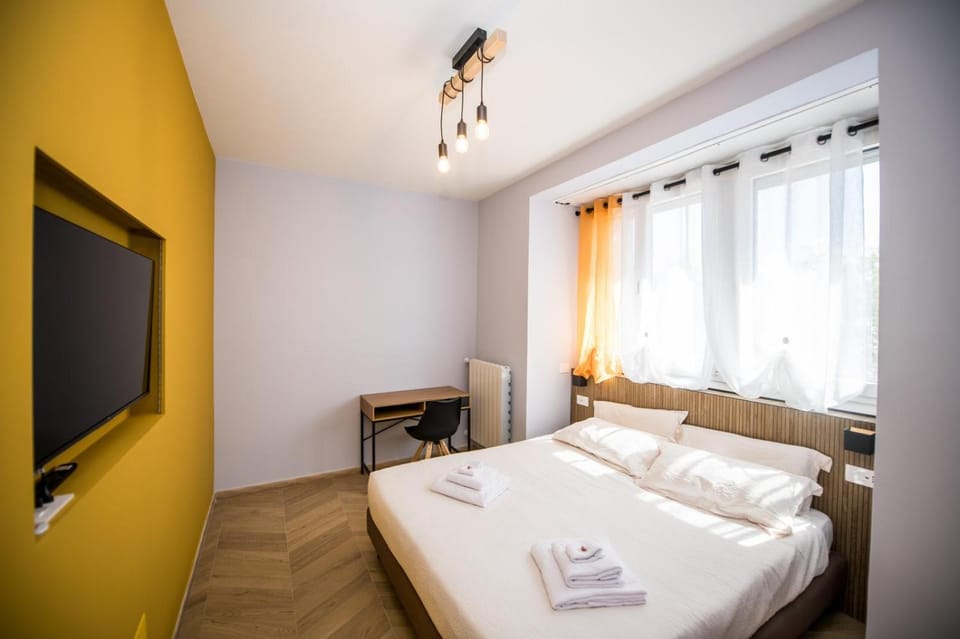 Bed, TV and multimedia, Photo of the whole room, Bedroom, towels