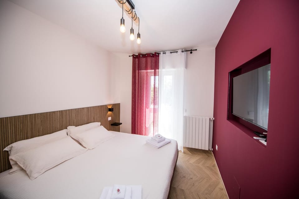 Bed, TV and multimedia, Photo of the whole room, Bedroom, towels