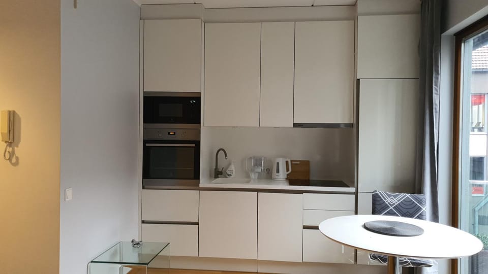 Coffee/tea facilities, Kitchen or kitchenette, Dining area, oven, stove