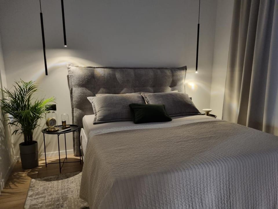 Arena Design App, FREE Private Parking, Terrace Apartment in Pula