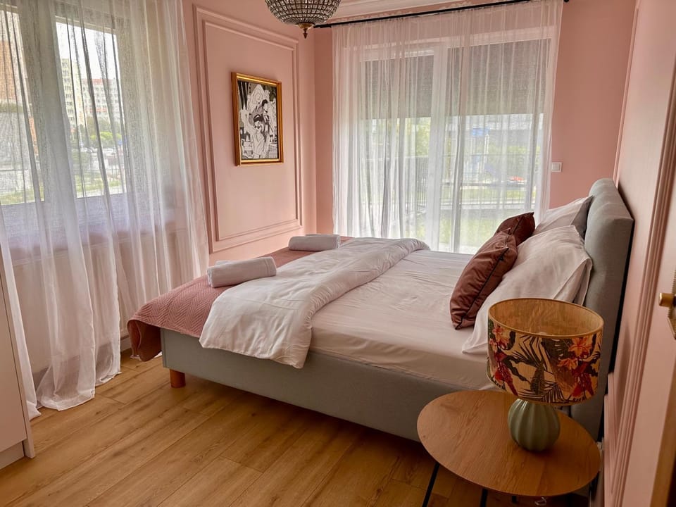 Bed, Bedroom, towels
