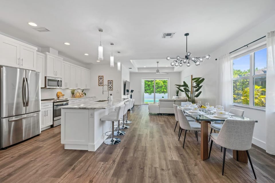 Kitchen or kitchenette, Dining area