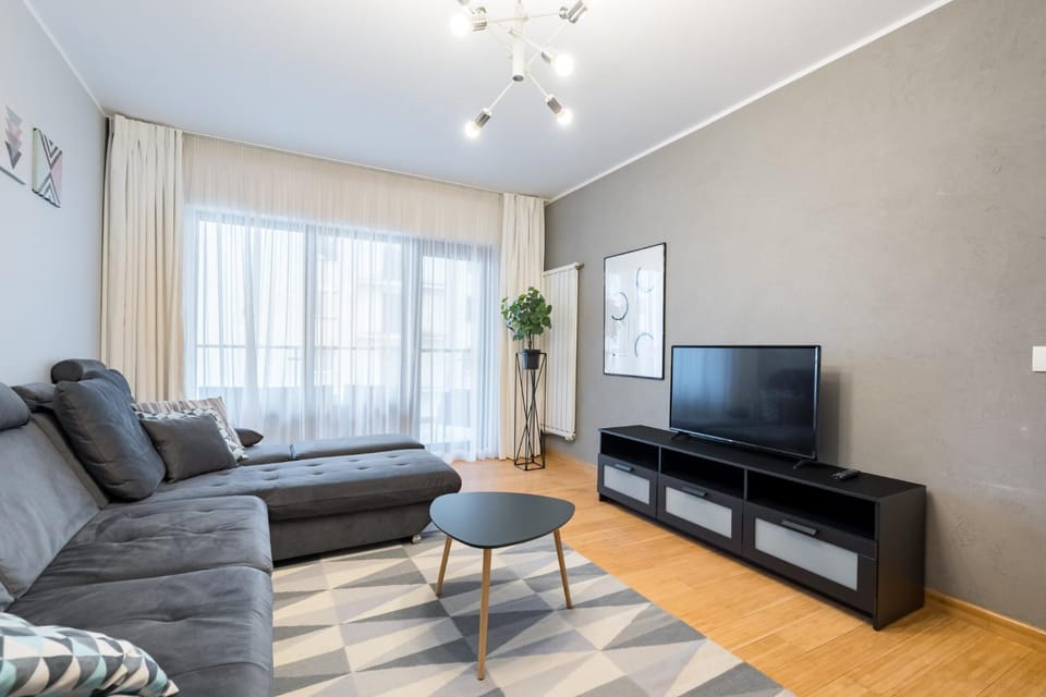 TV and multimedia, Living room, Seating area, Evening entertainment