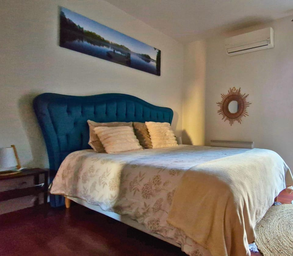 Bed, Photo of the whole room, Bedroom, air conditioner