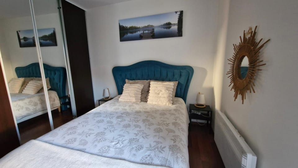 Bed, Photo of the whole room, Bedroom, storage