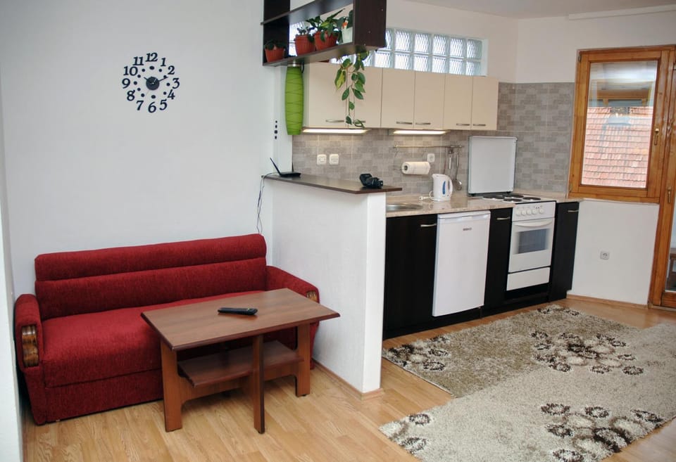 TV and multimedia, Kitchen or kitchenette, Living room, Seating area, Dining area