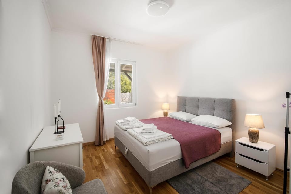 Bed, Bedroom, towels