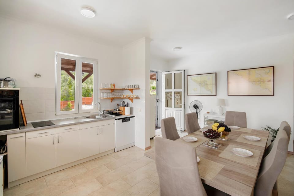 Kitchen or kitchenette, Dining area, oven, stove