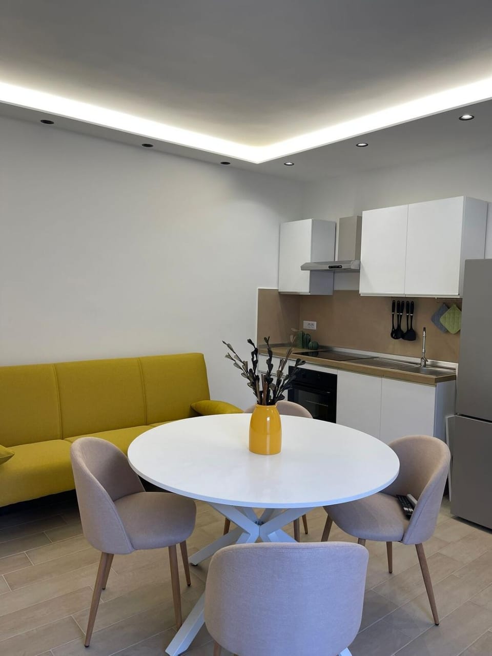 Kitchen or kitchenette, Living room, Seating area, Dining area, stove