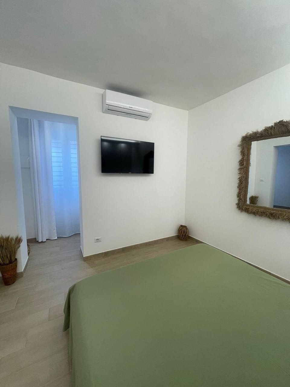 Bed, TV and multimedia, Photo of the whole room, Bedroom, air conditioner
