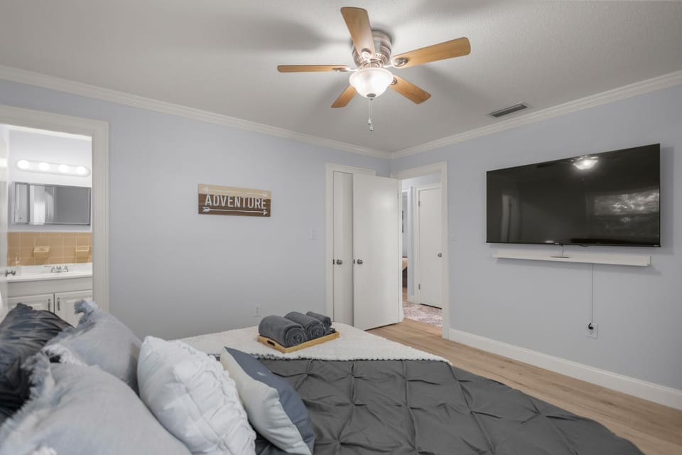 Bed, TV and multimedia, Photo of the whole room, Evening entertainment, Bedroom