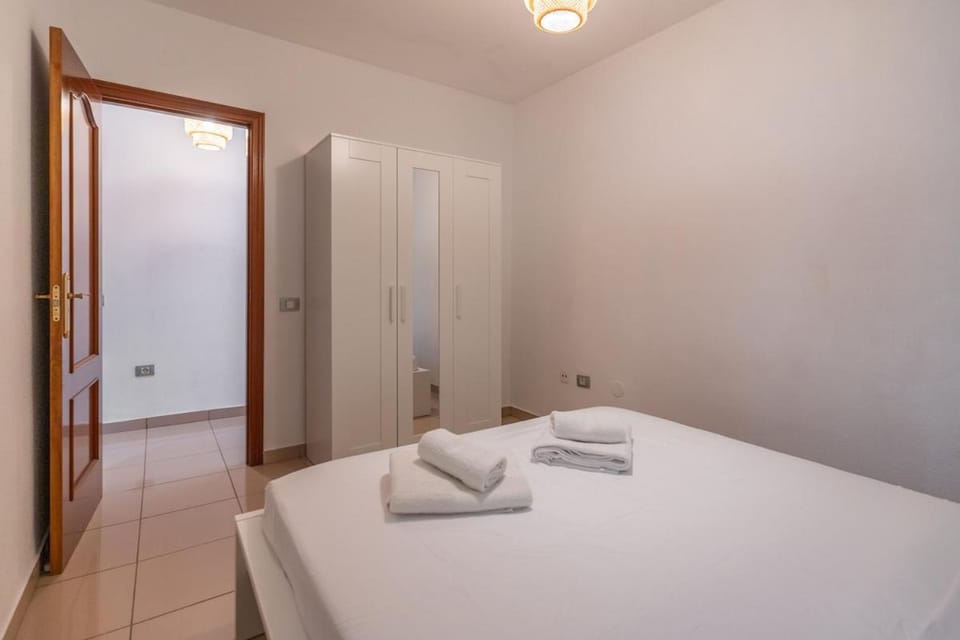 Bed, Bedroom, towels, wardrobe
