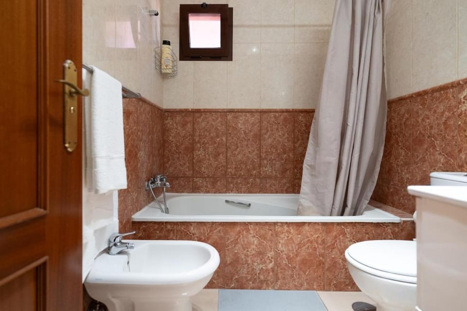 Toilet, Bathroom, Bath, bidet, towels