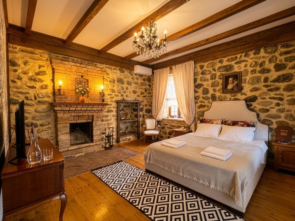 Bed, TV and multimedia, Balcony/Terrace, Photo of the whole room, Seating area, Bedroom
