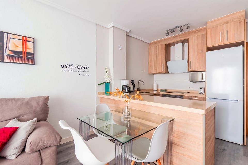 Coffee/tea facilities, Kitchen or kitchenette, Dining area