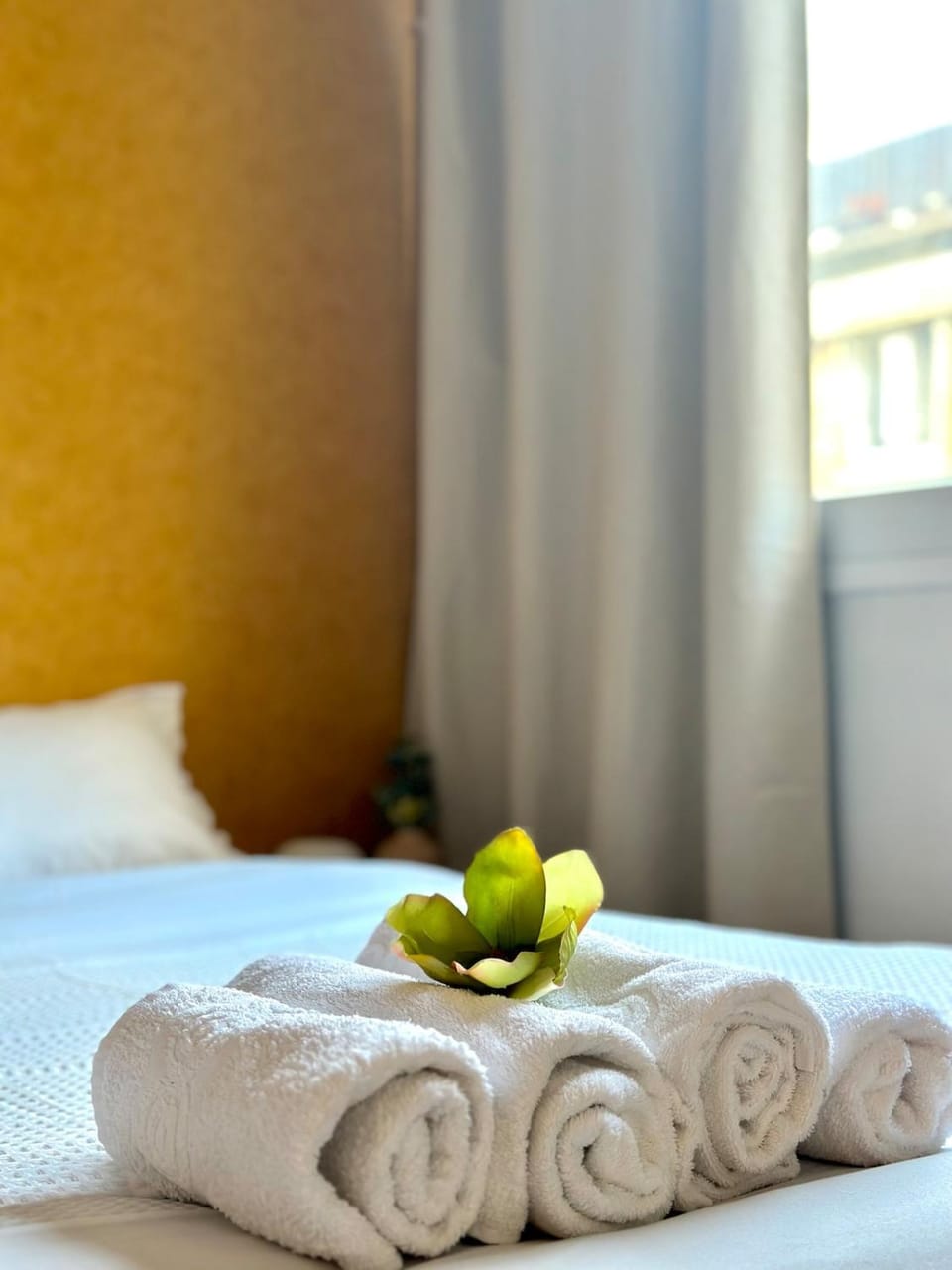 Bed, Bedroom, towels