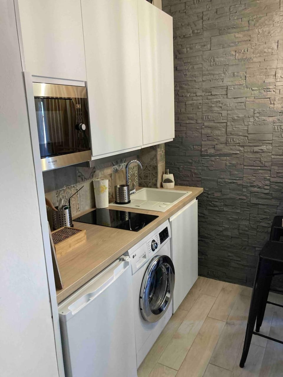 Kitchen or kitchenette, pet friendly, stove, washing machine