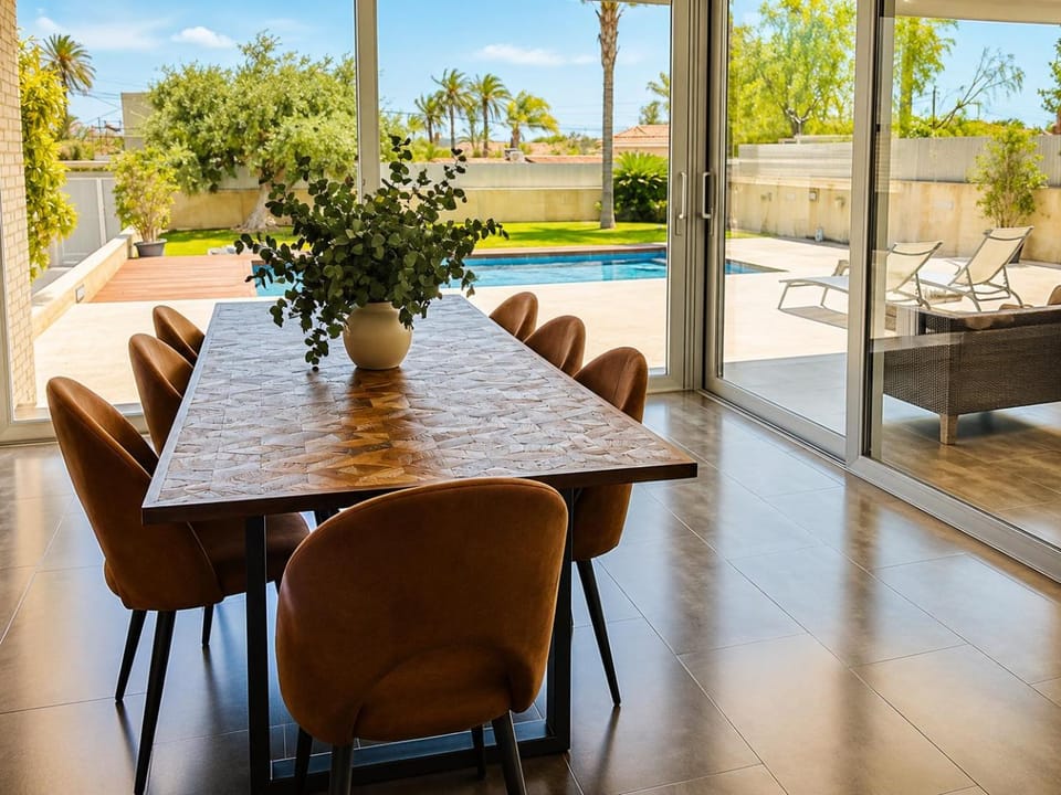 Dining area, Pool view