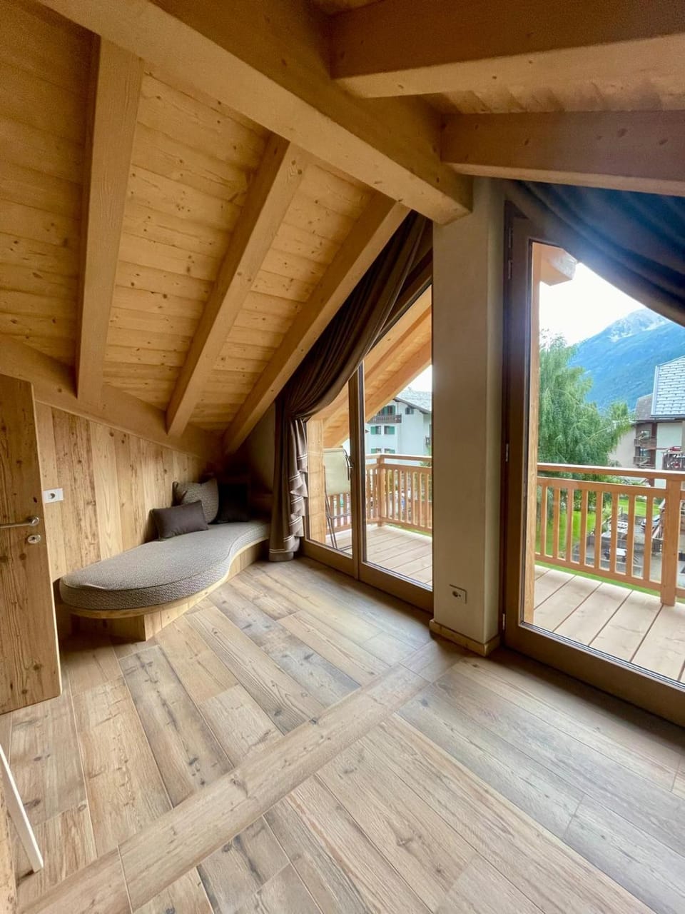 Balcony/Terrace, Living room, Mountain view