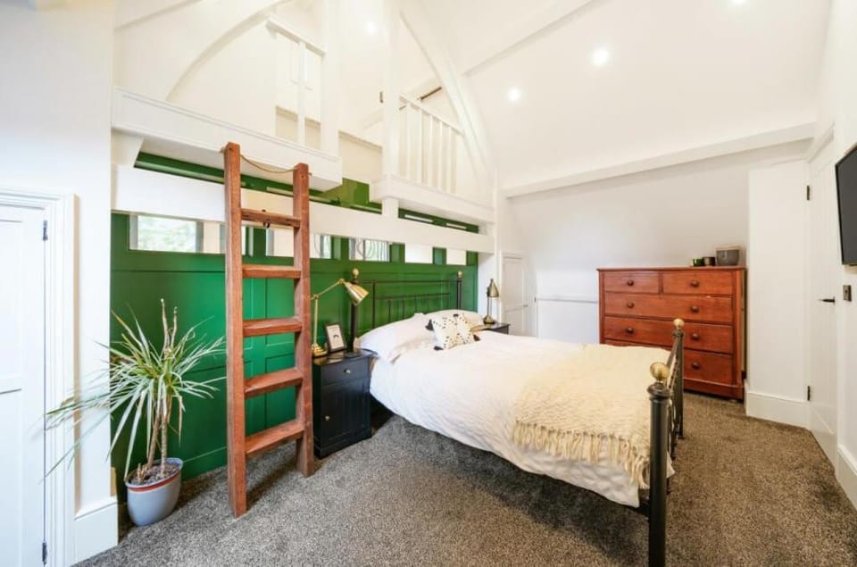 Bed, TV and multimedia, Bedroom